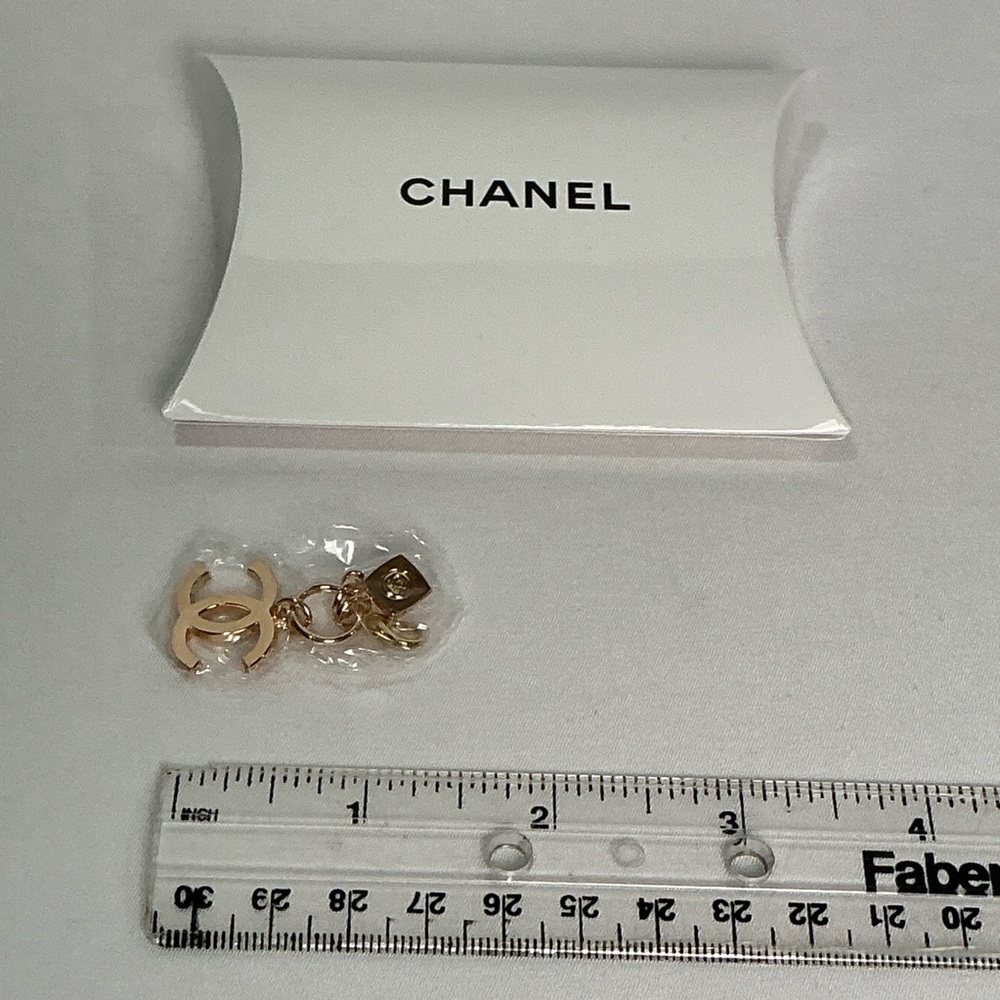 Chanel Holiday Charms Gold CC Snowflake - Picture 6 of 6